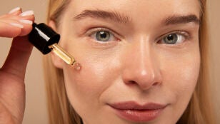 Mujer aplic&aacute;ndose un cosm&eacute;tico