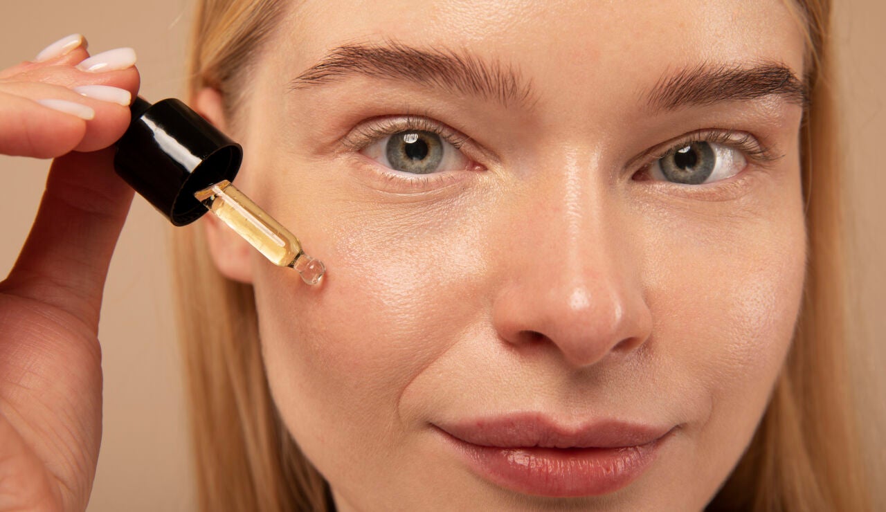 Mujer aplic&aacute;ndose un cosm&eacute;tico