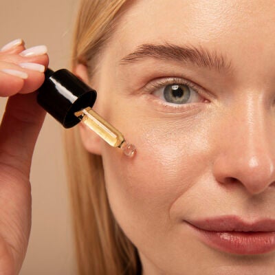 Mujer aplic&aacute;ndose un cosm&eacute;tico