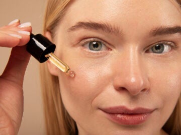 Mujer aplic&aacute;ndose un cosm&eacute;tico