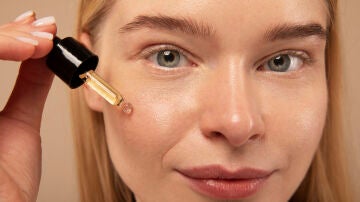 Mujer aplic&aacute;ndose un cosm&eacute;tico