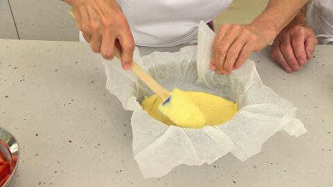 Vuelca dentro la mitad de la masa