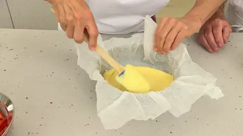 Vuelca dentro la mitad de la masa Vuelca dentro la mitad de la masa