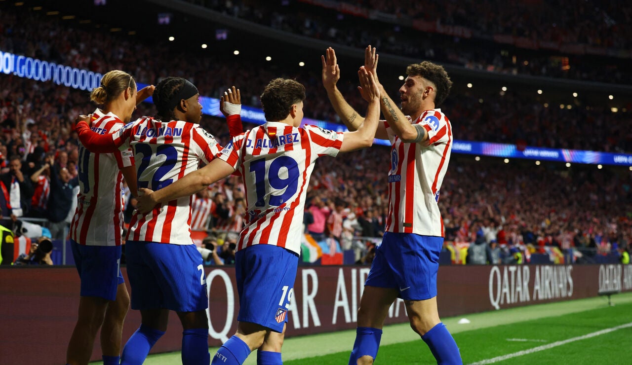 Los jugadores del Atl&eacute;tico de Madrid celebran el gol de Lookman ante el Bar&ccedil;a en el Metropolitano