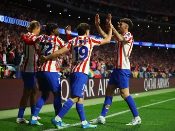Los jugadores del Atlético de Madrid celebran el gol de Lookman ante el Barça en el Metropolitano Los jugadores del Atlético de Madrid celebran el gol de Lookman ante el Barça en el Metropolitano