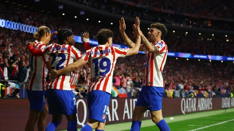 Los jugadores del Atl&eacute;tico de Madrid celebran el gol de Lookman ante el Bar&ccedil;a en el Metropolitano