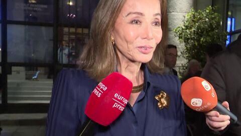 Isabel Preysler atendiendo a la prensa