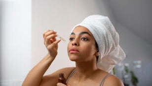 Mujer aplic&aacute;ndose un cosm&eacute;tico