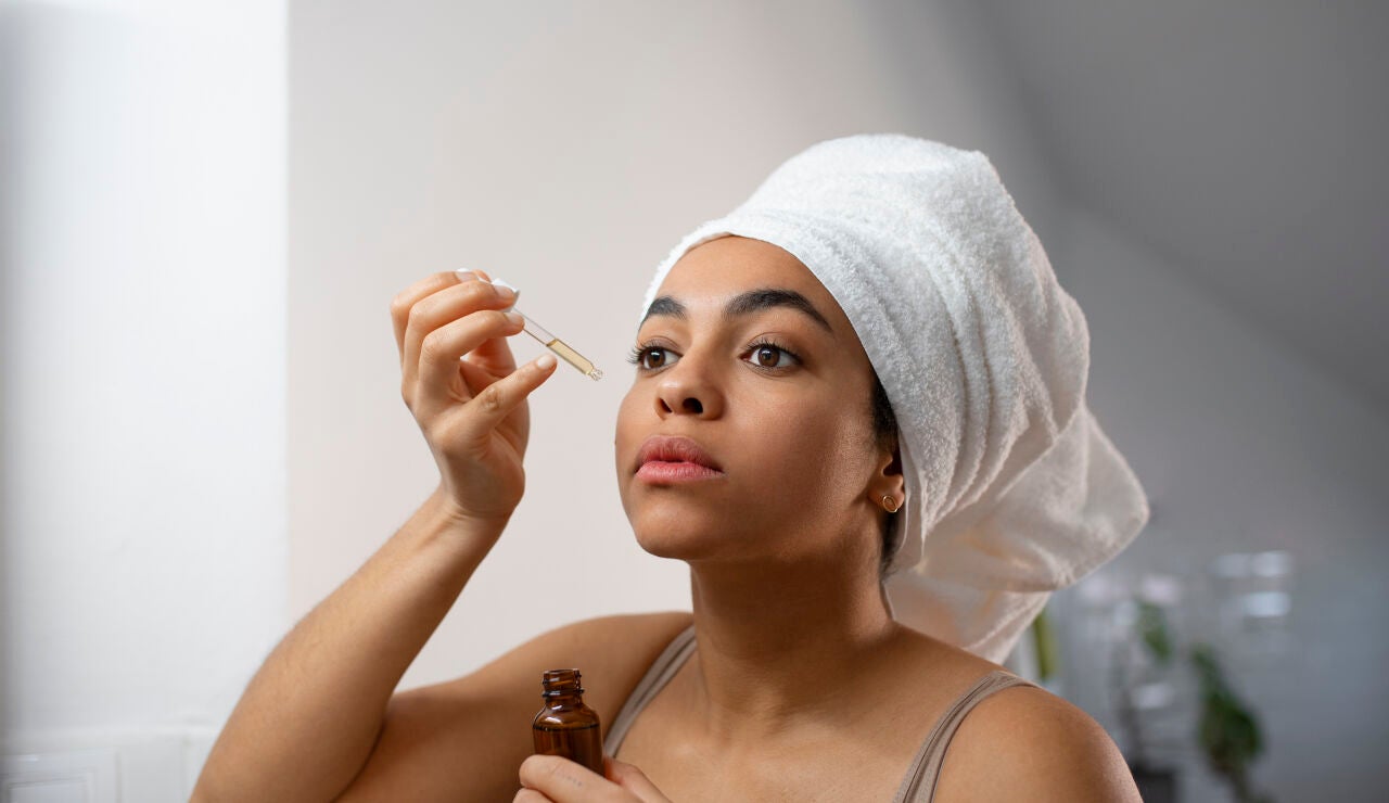 Mujer aplic&aacute;ndose un cosm&eacute;tico