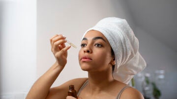 Mujer aplic&aacute;ndose un cosm&eacute;tico