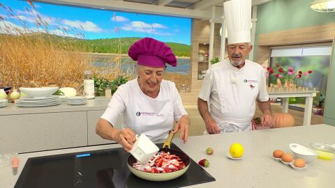 Agrega el zumo de limón y deja que reduzca a fuego fuerte 