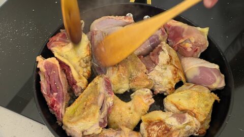 Salpimienta los trozos de gallina, introdúcelos y dóralos
