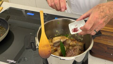 Vierte el vino blanco, el laurel, el azafrán y la pastilla de caldo desmenuzada