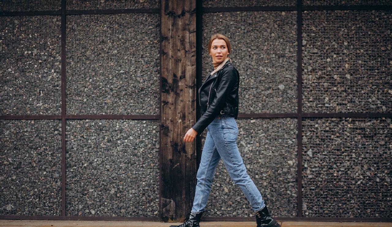 Mujer paseando con vaqueros