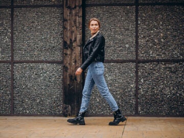 Mujer paseando con vaqueros