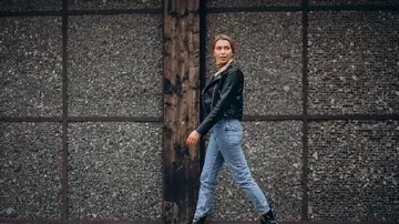 Mujer paseando con vaqueros Mujer paseando con vaqueros
