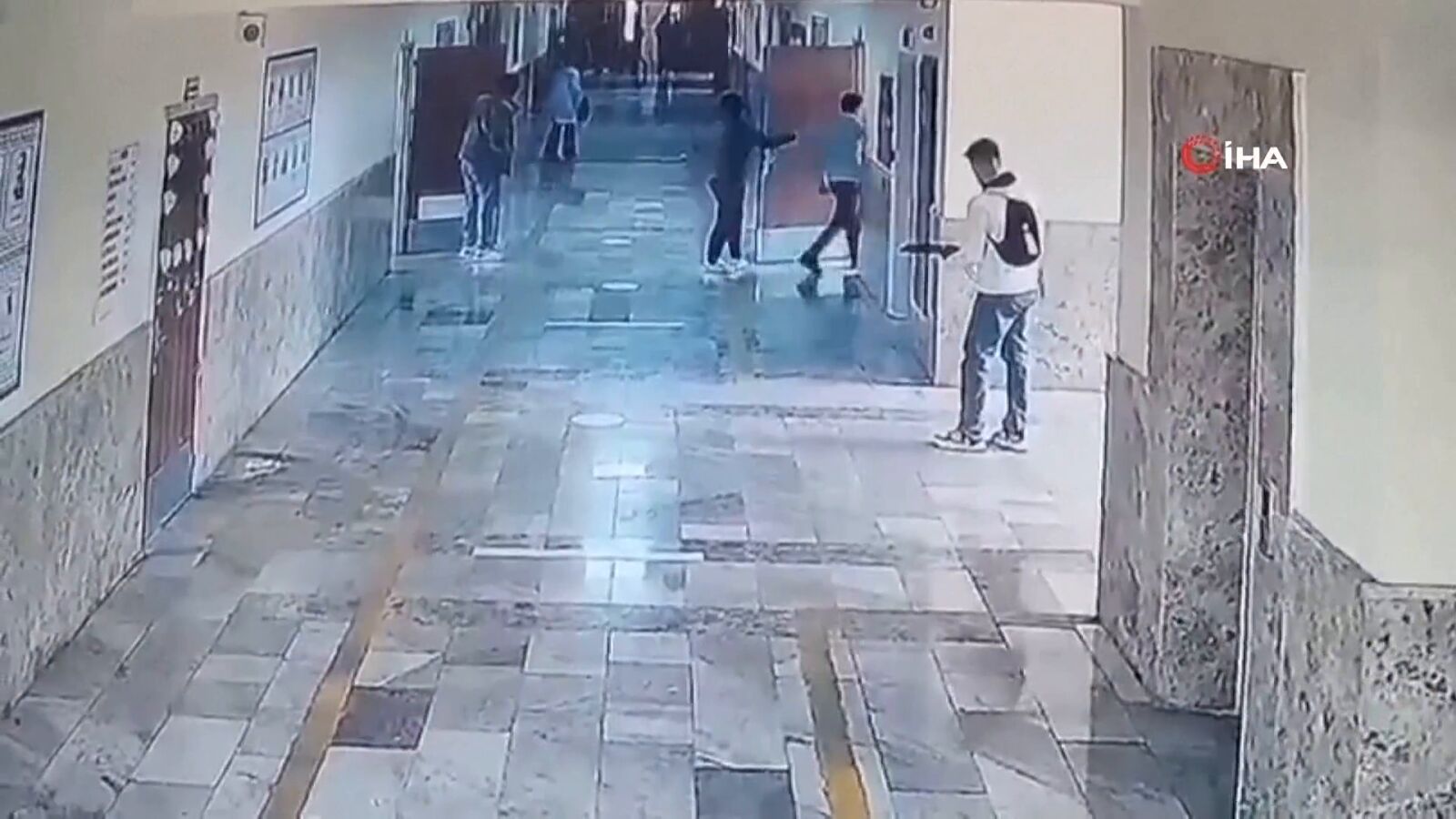 VÍDEO | El momento en que un joven entra en su antigua escuela con una escopeta y hiere a 16 personas antes de suicidarse
