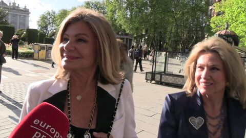 Miriam y Cari Lapique atendiendo a la prensa