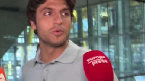 Tomás Páramo ante las cámaras en el aeropuerto