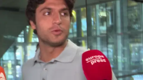 Tomás Páramo ante las cámaras en el aeropuerto Tomás Páramo ante las cámaras en el aeropuerto