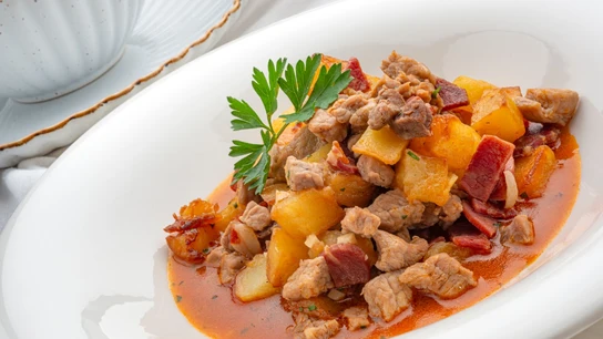 Picadillo de magro con jamón y patatas, de Arguiñano: "El equipo entero está deseando que termine para probarlo" Picadillo de magro con jamón y patatas, de Arguiñano: "El equipo entero está deseando que termine para probarlo"