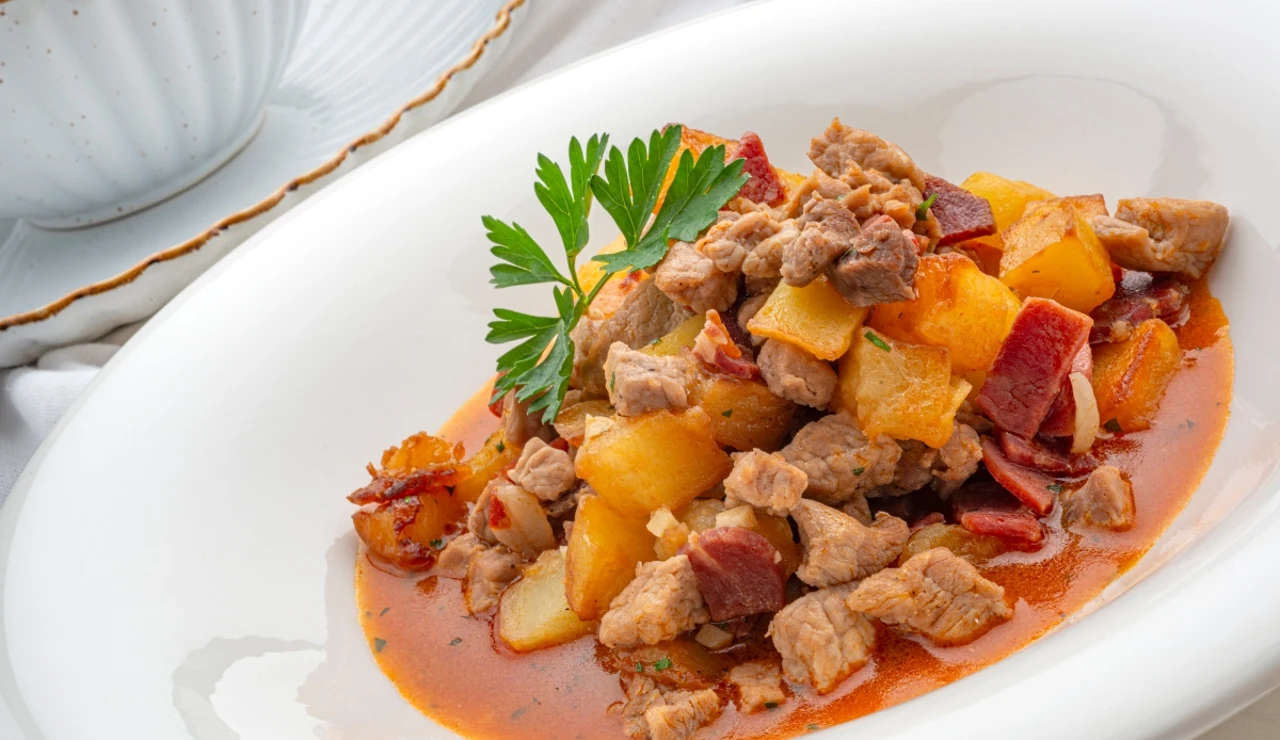 Picadillo de magro con jamón y patatas, de Arguiñano: "El equipo entero está deseando que termine para probarlo"