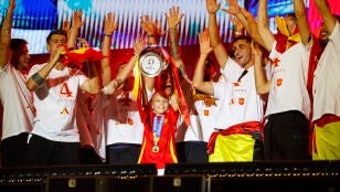 La salmantina Mar&iacute;a Caama&ntilde;o M&uacute;&ntilde;ez levanta la Eurocopa en Cibeles