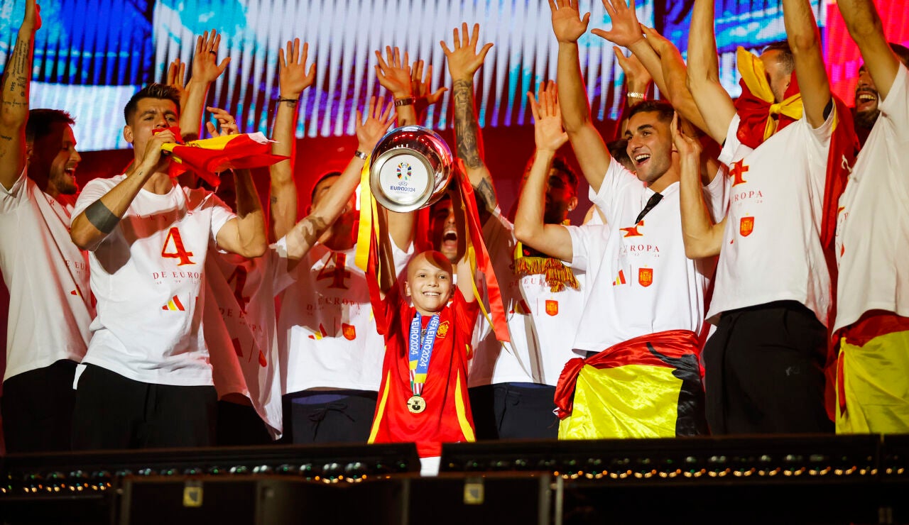 La salmantina Mar&iacute;a Caama&ntilde;o M&uacute;&ntilde;ez levanta la Eurocopa en Cibeles