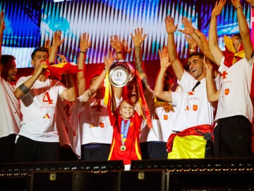 La salmantina Mar&iacute;a Caama&ntilde;o M&uacute;&ntilde;ez levanta la Eurocopa en Cibeles