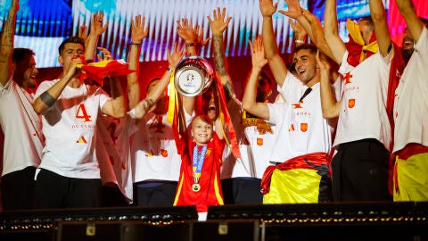 La salmantina Mar&iacute;a Caama&ntilde;o M&uacute;&ntilde;ez levanta la Eurocopa en Cibeles