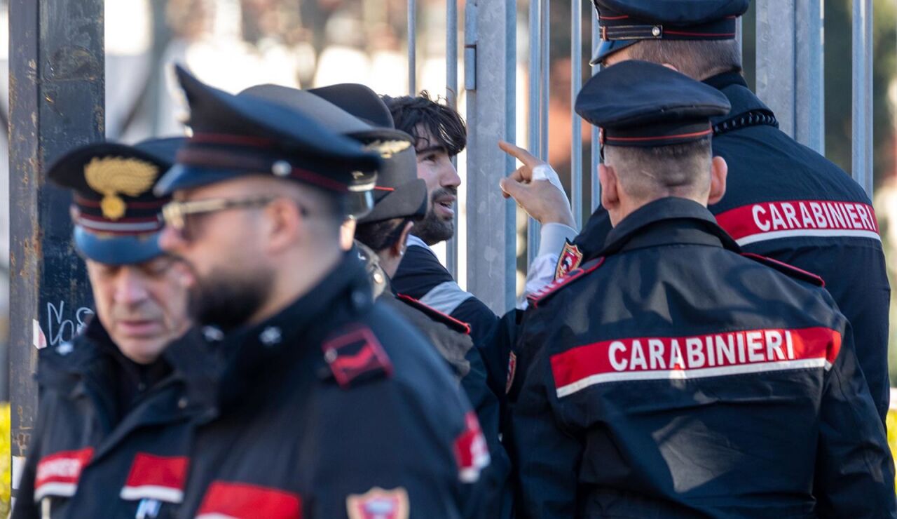 M&aacute;s de 30 personas son tomadas como rehenes por un grupo de supuestos ladrones en un banco del sur de Italia