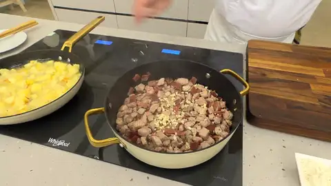 Corta el jamón en cuadraditos de 1cm aproximadamente y agrégalos Corta el jamón en cuadraditos de 1cm aproximadamente y agrégalos