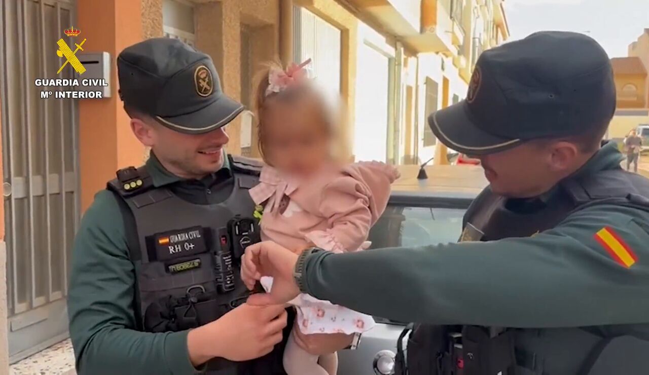 Los guardias civiles con la peque&ntilde;a