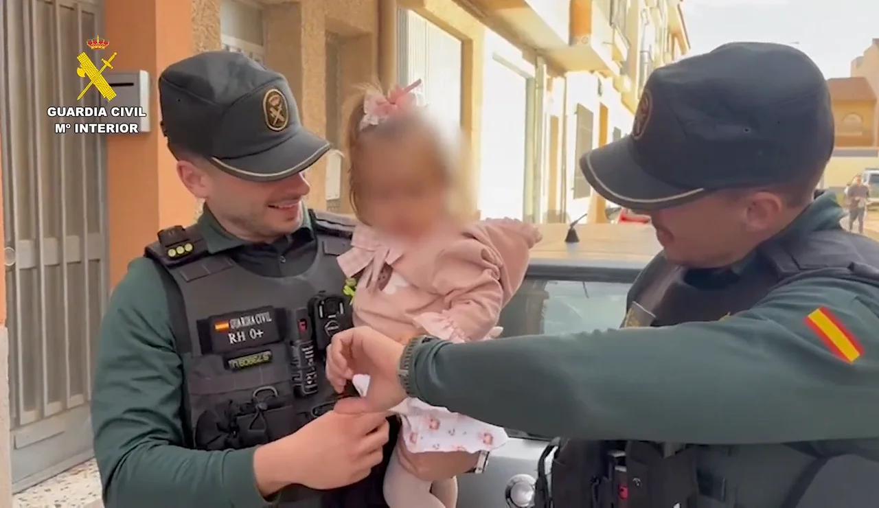 Los guardias civiles con la pequeña