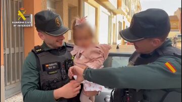 Los guardias civiles con la peque&ntilde;a