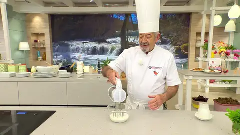 Bate con la batidora de varillas hasta que quede bien montada Bate con la batidora de varillas hasta que quede bien montada