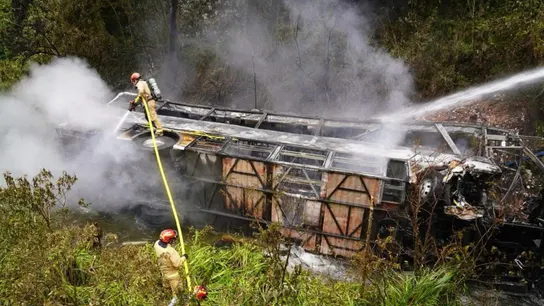 Imagen que muestra a los Bomberos atendiendo el accidente de un autobús que se precipitó a un abismo y posteriormente se incendió Imagen que muestra a los Bomberos atendiendo el accidente de un autobús que se precipitó a un abismo y posteriormente se incendió