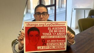 Silvia Guerrero, madre de Juan, con las firmas recogidas.