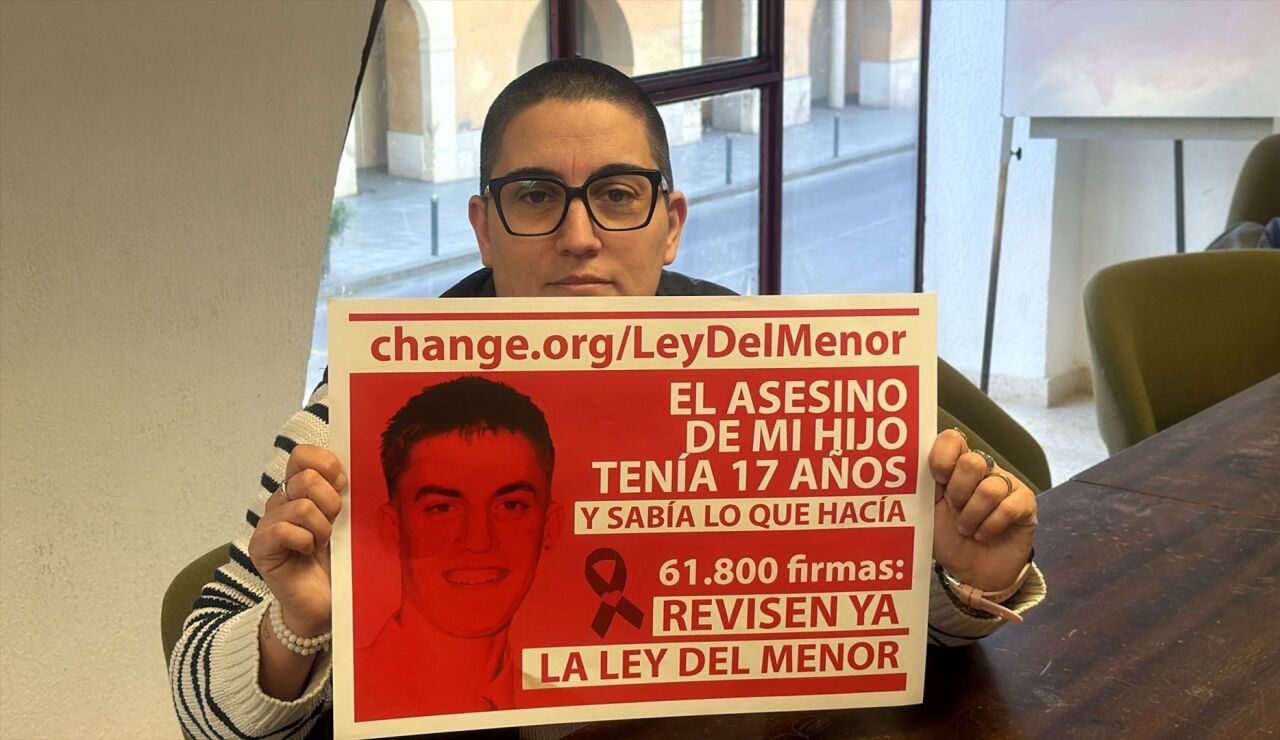 Silvia Guerrero, madre de Juan, con las firmas recogidas.