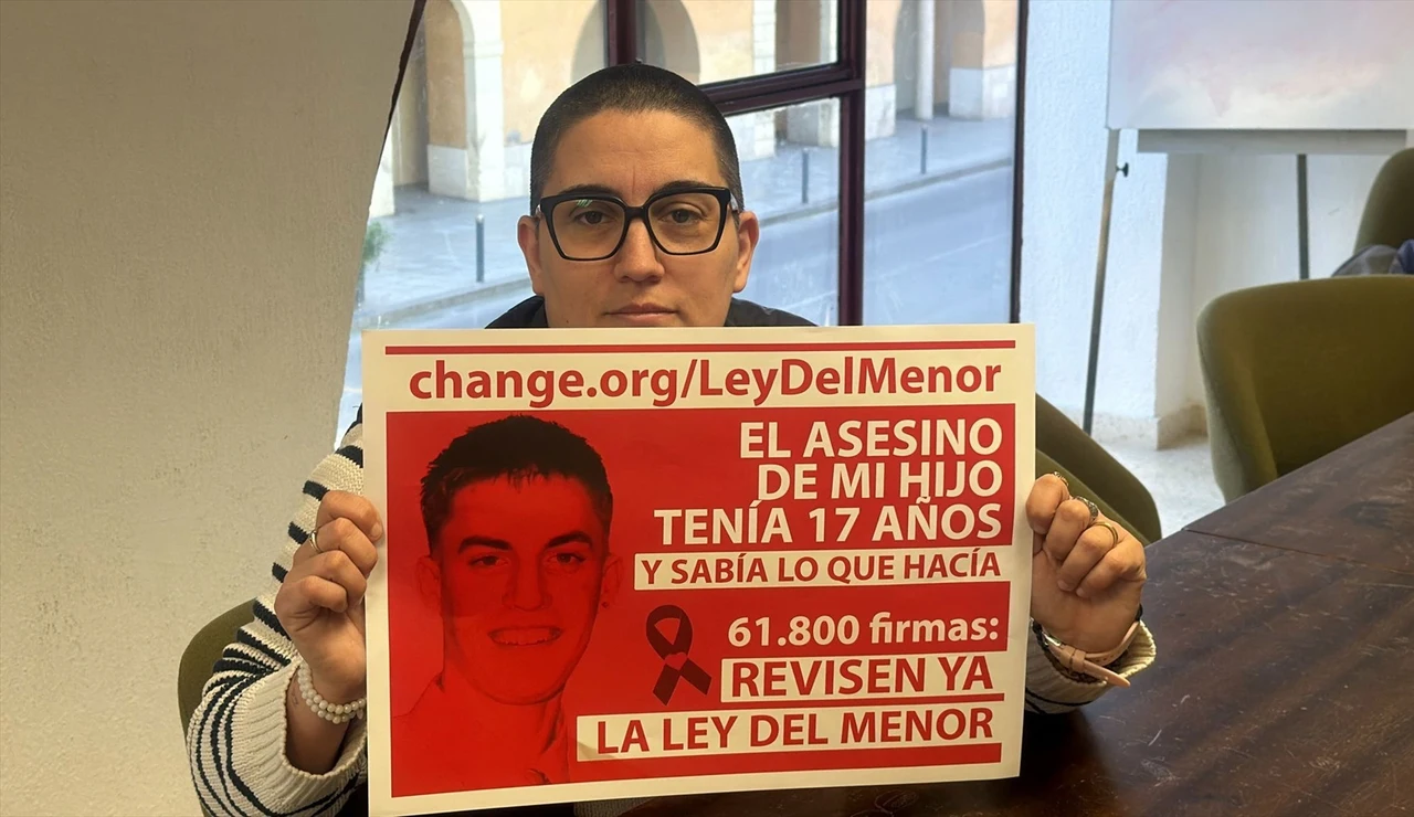 Silvia Guerrero, madre de Juan, con las firmas recogidas.