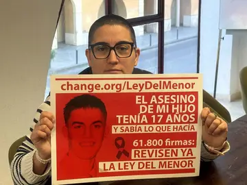 Silvia Guerrero, madre de Juan, con las firmas recogidas. Silvia Guerrero, madre de Juan, con las firmas recogidas.