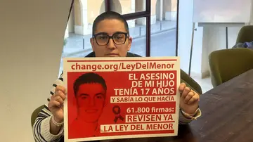 Silvia Guerrero, madre de Juan, con las firmas recogidas. Silvia Guerrero, madre de Juan, con las firmas recogidas.