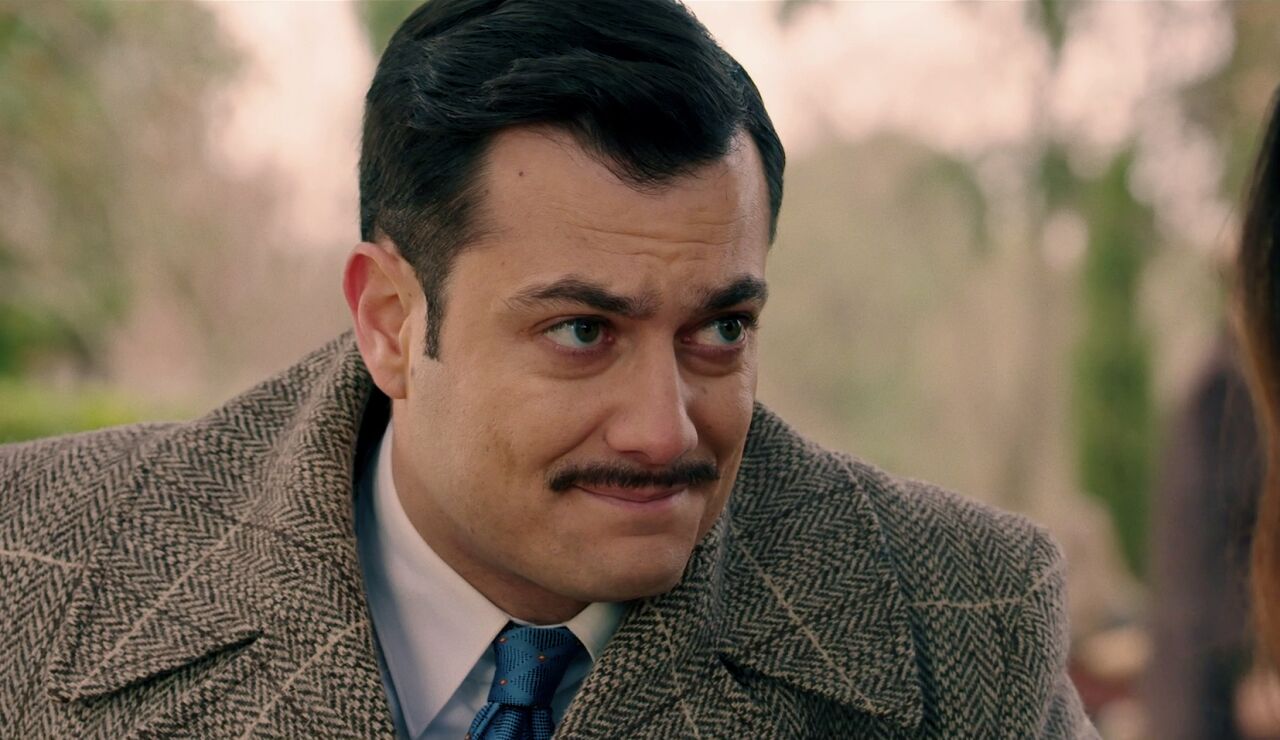 Tasio consuela a Paula