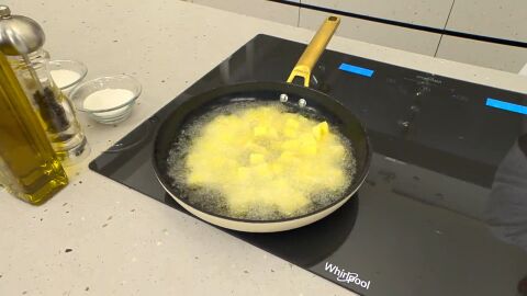 Pela las patatas, córtalas en dados, introdúcelas en la sartén y deja que se frían