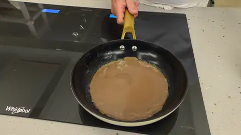 Cubre el fondo de la sartén con la crema y repártela por toda la superficie Cubre el fondo de la sartén con la crema y repártela por toda la superficie