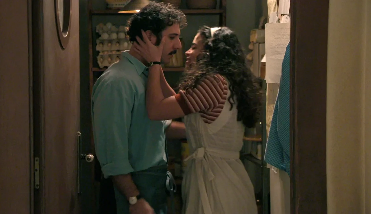 Mabel por fin se deja llevar y besa a Salva