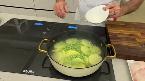 Pela los guisantes y añádelos Pela los guisantes y añádelos