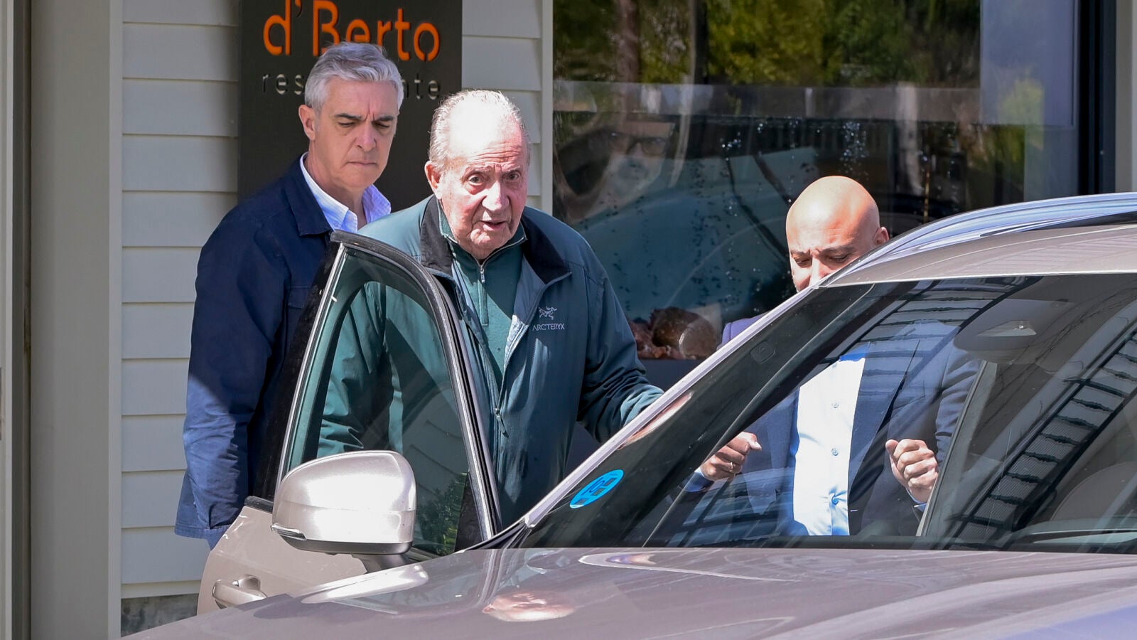 El rey Juan Carlos, de comida en Sanxenxo antes de las regatas mientras guarda silencio sobre las visitas familiares