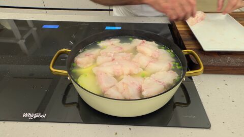 Sazona el pescado e introdúcelo en la cazuela