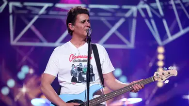 Jesulín de Ubrique pone ritmo ochentero al plató con ‘Devuélveme a mi chica’ de Hombres G Jesulín de Ubrique pone ritmo ochentero al plató con ‘Devuélveme a mi chica’ de Hombres G